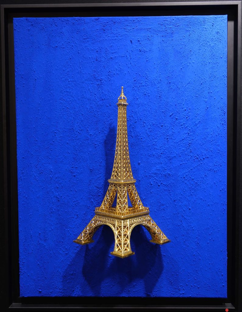 light eiffel tower gold main