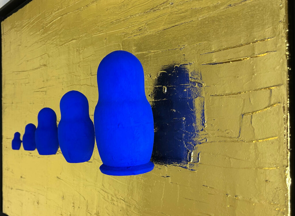Seb Machten contemporary artwork with blue matryoshka figures arranged in progression on textured gold leaf surface background