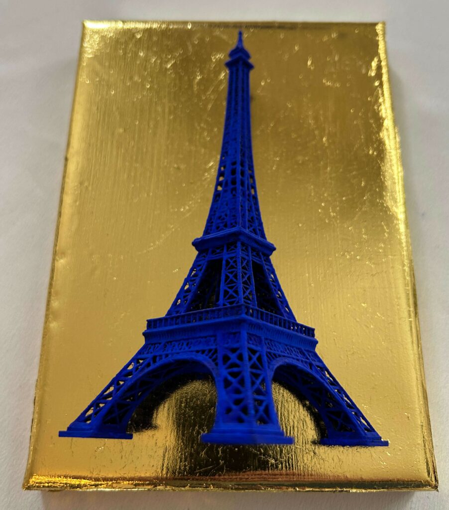 Seb Machten contemporary artwork with ultramarine Eiffel Tower sculpture on gold leaf surface