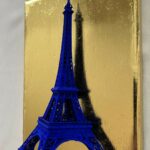 Seb Machten contemporary artwork with ultramarine Eiffel Tower sculpture on gold leaf surface
