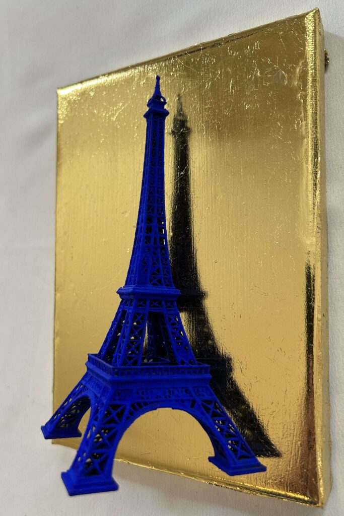 Seb Machten contemporary artwork with ultramarine Eiffel Tower sculpture on gold leaf surface