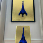 Seb Machten contemporary artwork with ultramarine Eiffel Tower sculpture on gold leaf surface