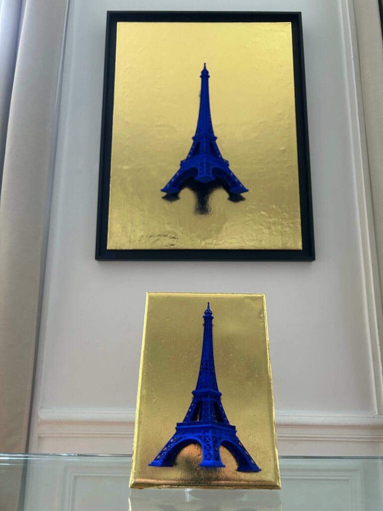 Seb Machten contemporary artwork with ultramarine Eiffel Tower sculpture on gold leaf surface