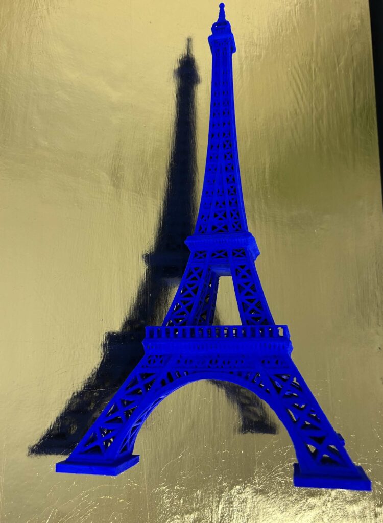 Seb Machten contemporary artwork with ultramarine Eiffel Tower sculpture on gold leaf surface