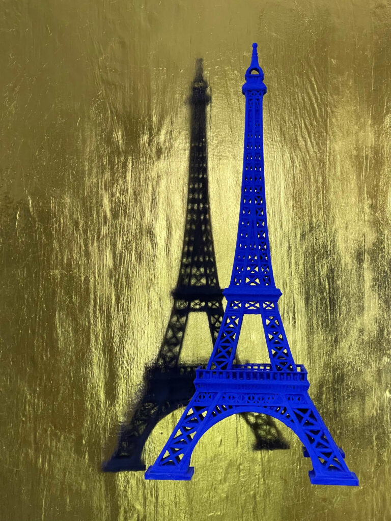 Seb Machten contemporary artwork with ultramarine Eiffel Tower sculpture on gold leaf surface