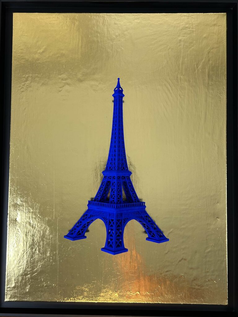 Seb Machten contemporary artwork with ultramarine Eiffel Tower sculpture on gold leaf surface