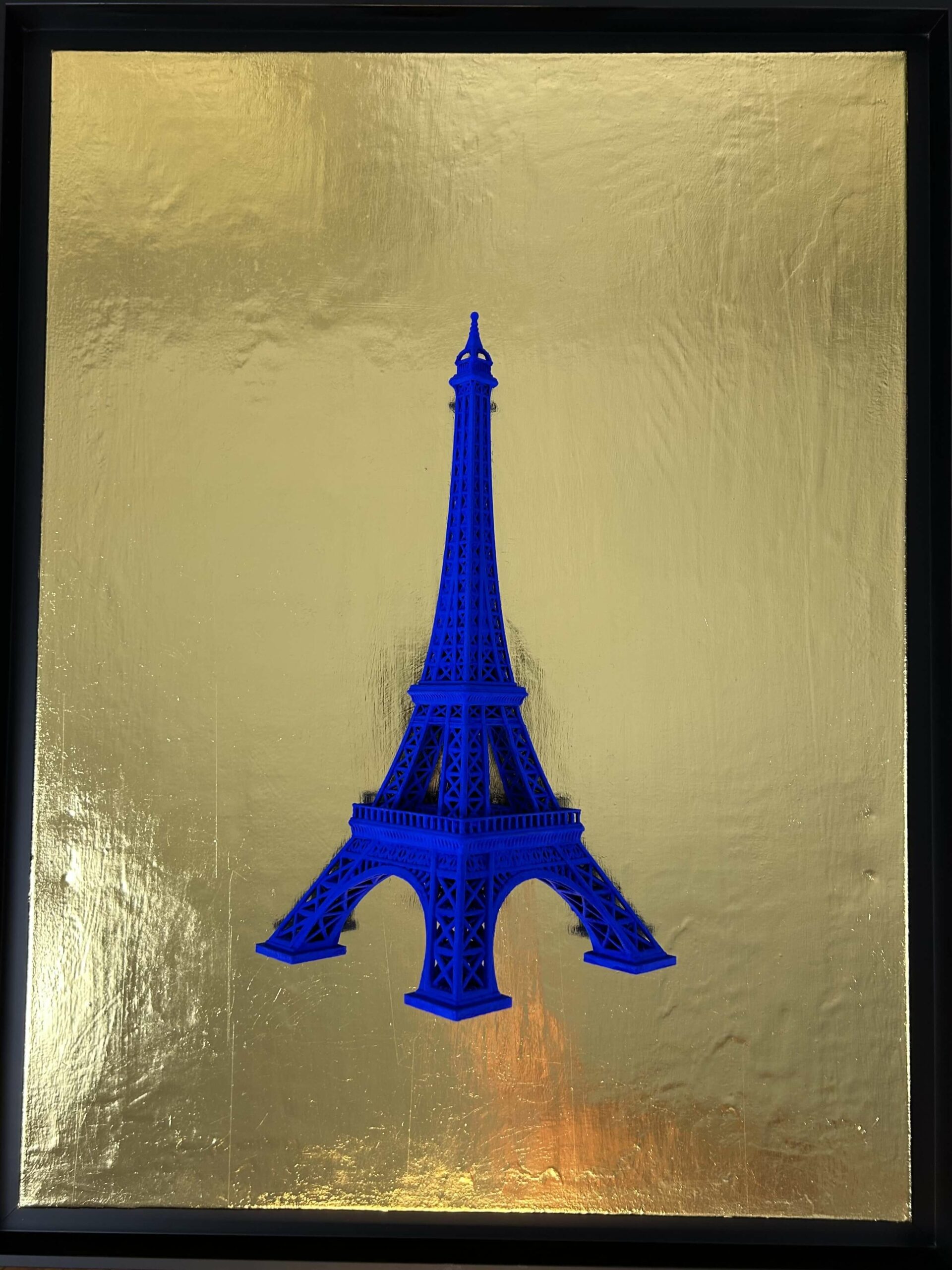 Seb Machten contemporary artwork with ultramarine Eiffel Tower sculpture on gold leaf surface