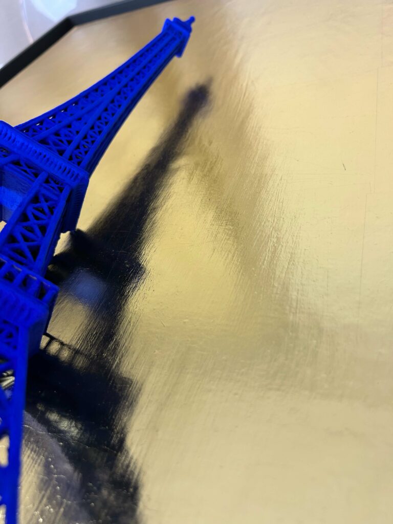 Seb Machten contemporary artwork with ultramarine Eiffel Tower sculpture on gold leaf surface