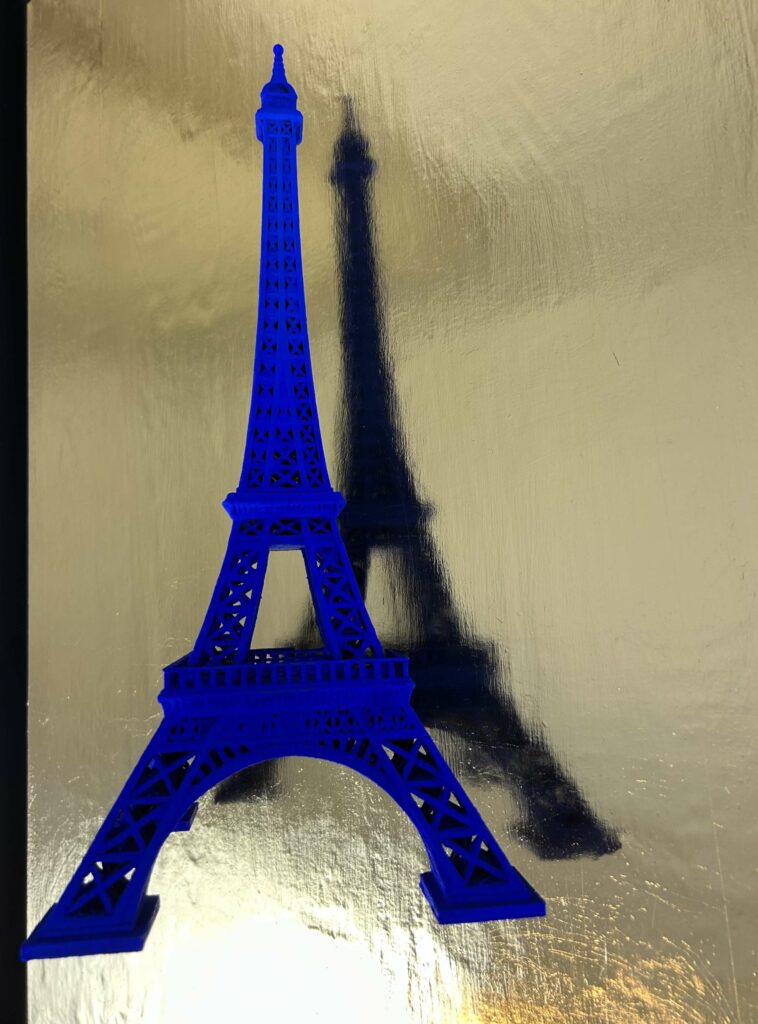 Seb Machten contemporary artwork with ultramarine Eiffel Tower sculpture on gold leaf surface