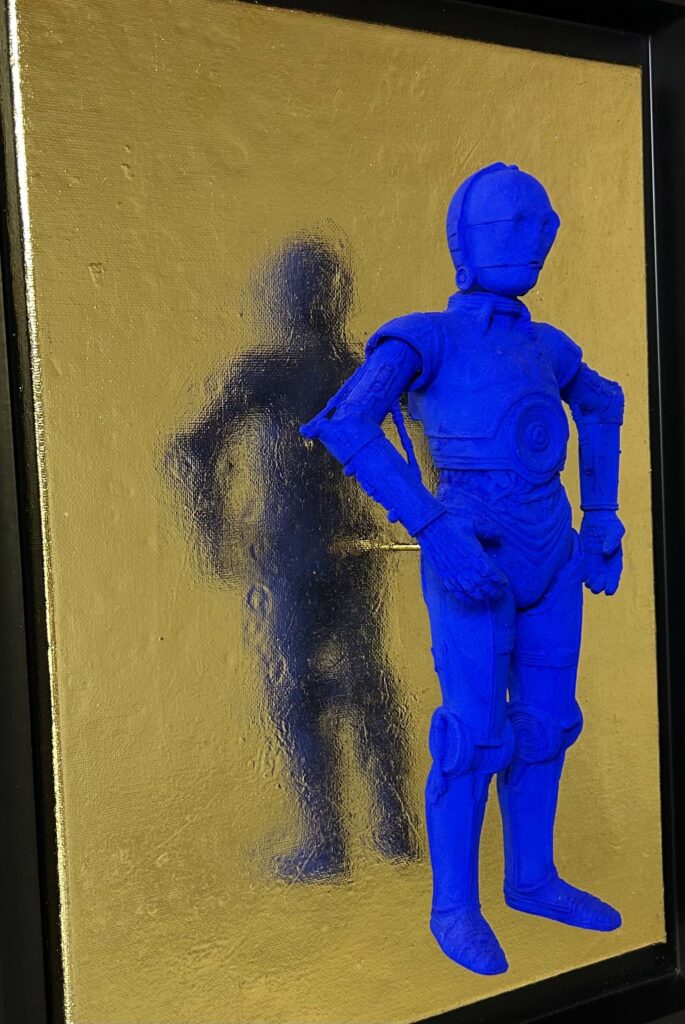 Seb Machten contemporary artwork with ultramarine robot inspired by C-3PO on gold background