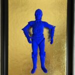 Seb Machten contemporary artwork with ultramarine robot inspired by C-3PO on gold background