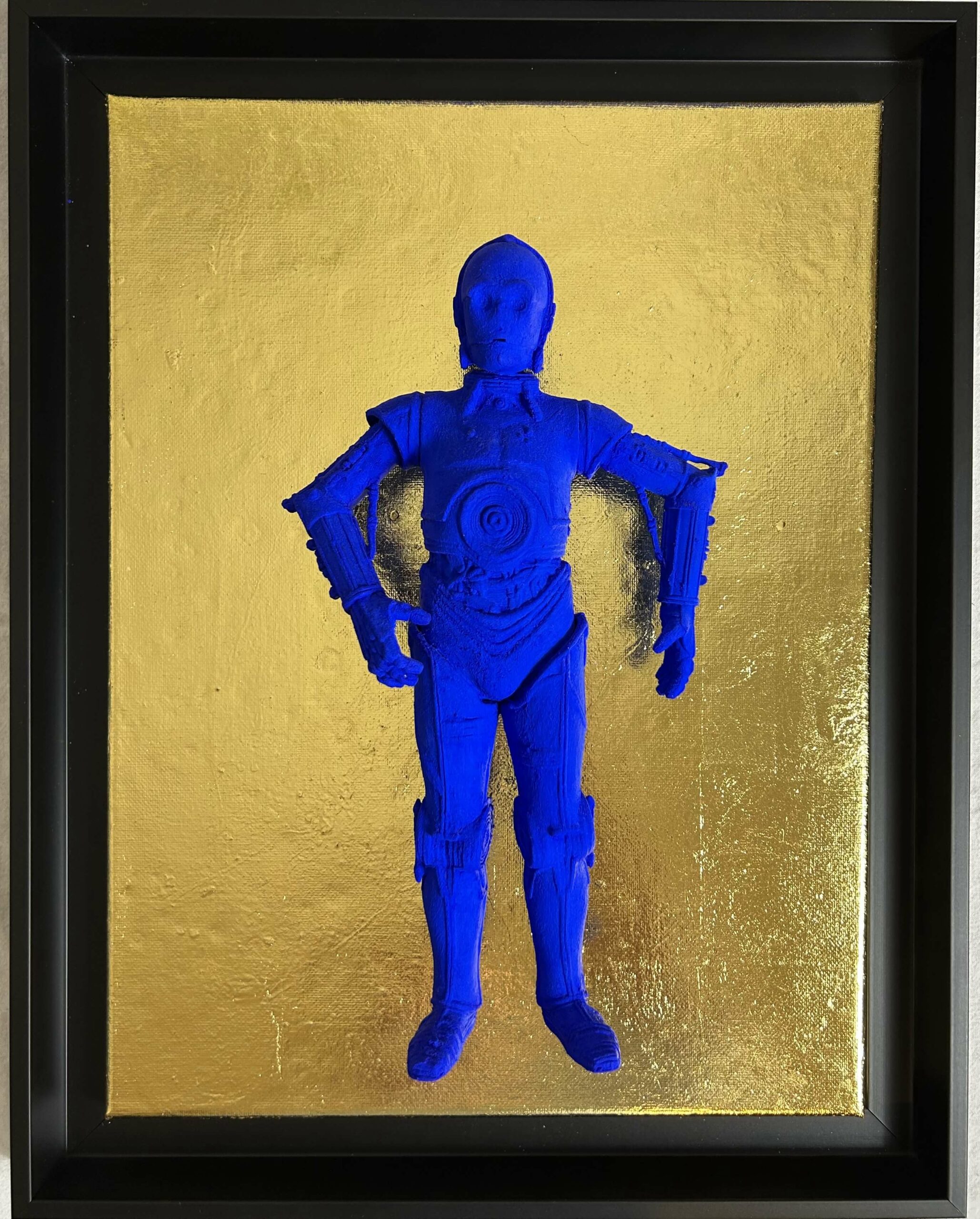 Seb Machten contemporary artwork with ultramarine robot inspired by C-3PO on gold background
