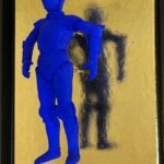 Seb Machten contemporary artwork with ultramarine robot inspired by C-3PO on gold background