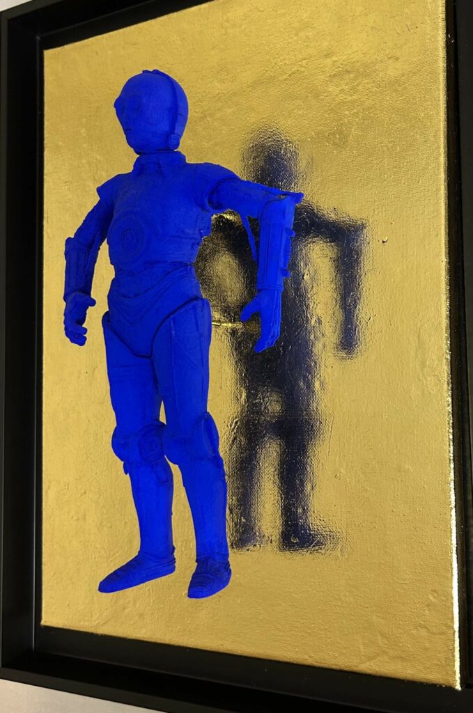 Seb Machten contemporary artwork with ultramarine robot inspired by C-3PO on gold background