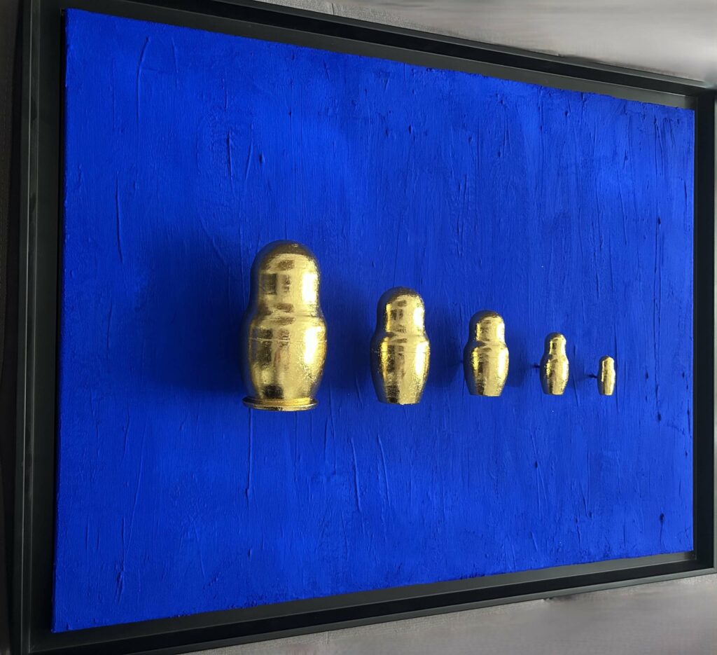 Seb Machten contemporary artwork with gold matryoshka figures evolving in size on deep ultramarine surface
