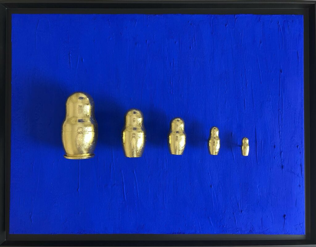 Seb Machten contemporary artwork with gold matryoshka figures evolving in size on deep ultramarine surface
