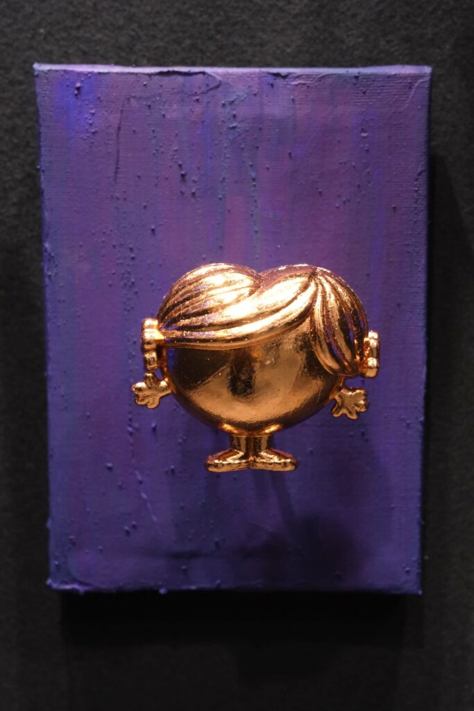 Seb Machten Contemporary pop art sculpture of a gold heart-shaped character on textured iridescent blue-violet background, exploring love, attraction and emotional boundaries