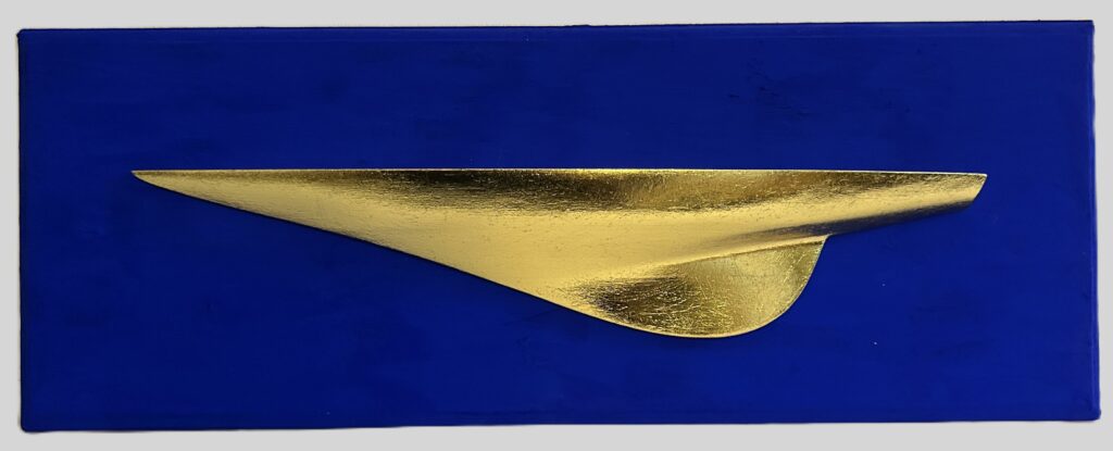 Contemporary minimalist pop art sculpture with a gold fluid line on deep blue background, inspired by sea horizon and light reflection