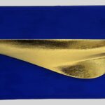 Contemporary minimalist pop art sculpture with a gold fluid line on deep blue background, inspired by sea horizon and light reflection