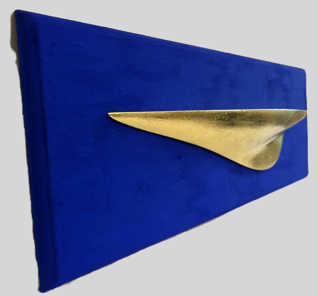 Contemporary minimalist pop art sculpture with a gold fluid line on deep blue background, inspired by sea horizon and light reflection