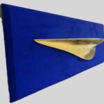 Contemporary minimalist pop art sculpture with a gold fluid line on deep blue background, inspired by sea horizon and light reflection