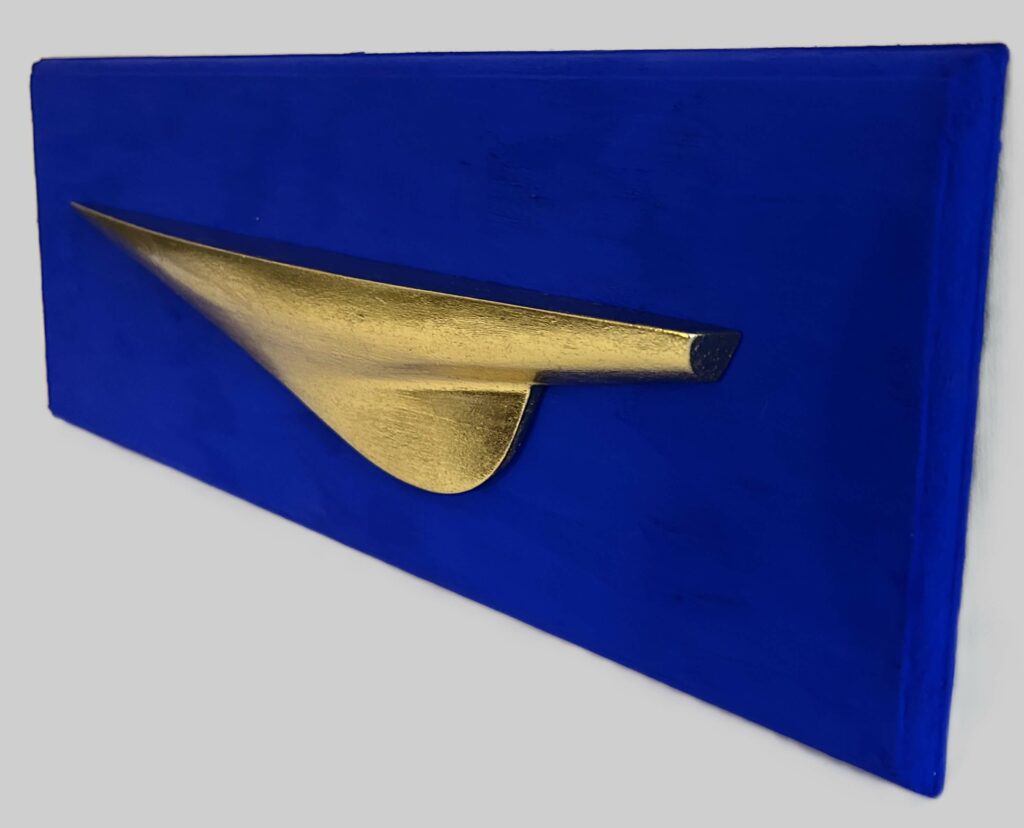 Contemporary minimalist pop art sculpture with a gold fluid line on deep blue background, inspired by sea horizon and light reflection